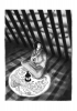 Petit dessin d'une femme assise dans une salle sombre avec une lampe qui éclaire des yokais s'approchant d'elle.