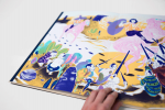 SI TU ME CHERCHES, JE SUIS LÀ-BAS, leporello imprimé en sérigraphie 4 couleurs, 41 x 325 cm, 2016. Photographie de l'intérieur du leporello.